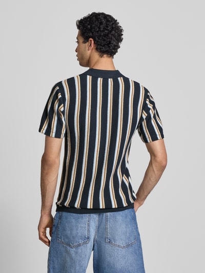 Männermodel trägt Slim Fit Poloshirt mit V-Ausschnitt Modell 'AMOS' von Blend, gestreifter Allover-Look, reine Baumwolle, Rückansicht.