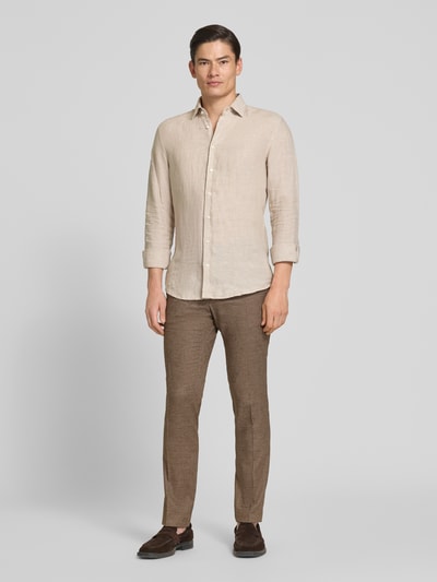 Männermodel trägt Slim Fit Business-Hemd aus Leinen mit Kentkragen von SEIDENSTICKER in Beige, glatte Textur, Ganzkörperansicht von vorne. Kontext: Herren Business-Hemd, reines Leinen, Knopfleiste, Rückenlänge 69 cm, Schulterbreite 43 cm, Ärmellänge 64 cm.