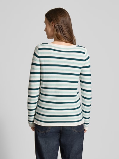 Frauenmodel trägt Regular Fit Strickpullover aus reiner Baumwolle von Tom Tailor, gestreift, Rippstrick, Unifarben, Ganzkörperansicht Rückansicht.