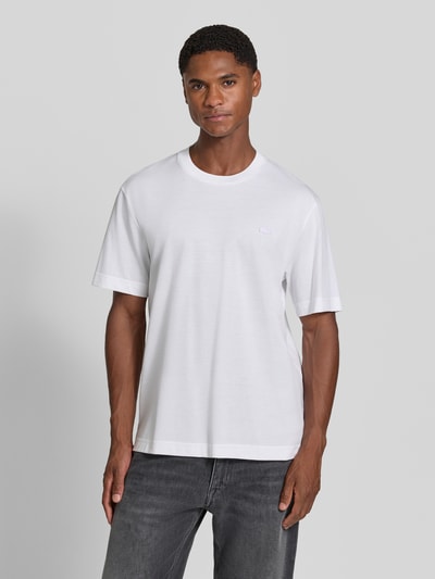 Männermodel trägt Regular Fit T-Shirt aus reiner Baumwolle von Lacoste in Weiß mit glatter Textur, Ganzkörperansicht von vorne. Herren T-Shirt von Lacoste