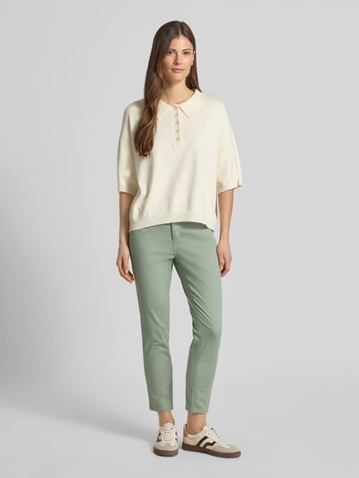 Vrouwenmodel draagt Cropped Hose met elastischem Bund Modell 'ORNELLA' van Angels, groene katoenmix met stretch, steekzakken, volledige lichaamsvoorzijde.
