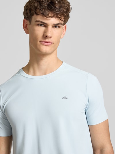 Männermodel trägt T-Shirt mit Strukturmuster Modell 'TELLER TEE' von Ellesse, jasny niebieski, logo, materiał z domieszką stretchu, krój regular fit, dekolt okrągły, Nahaufnahme Oberkörper.