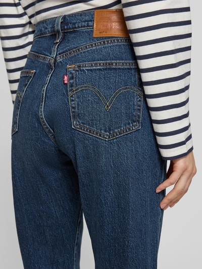 Frauenmodel trägt Jeans mit 5-Pocket-Design von Levi's®, dunkelblauer Baumwoll-Elasthan-Mix, gerader Schnitt, Detailaufnahme Rückansicht.