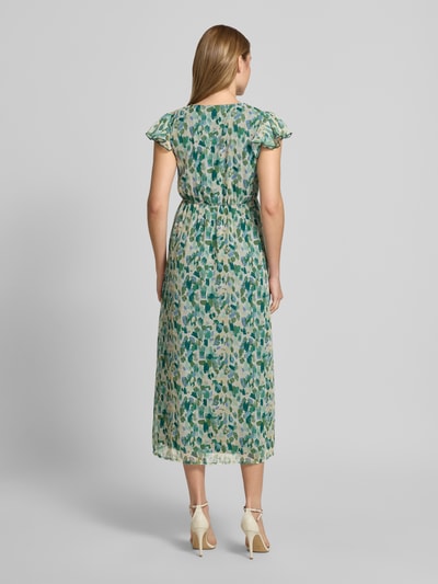 Männermodel trägt kolorowe zielono-niebieskie Midikleid im Allover-Look Modell 'EMMA' von Vila, A-linia, V-dekolt, długość pleców 126 cm, szerokość w rozmiarze 36: 42 cm, Ganzkörperansicht Rückansicht.