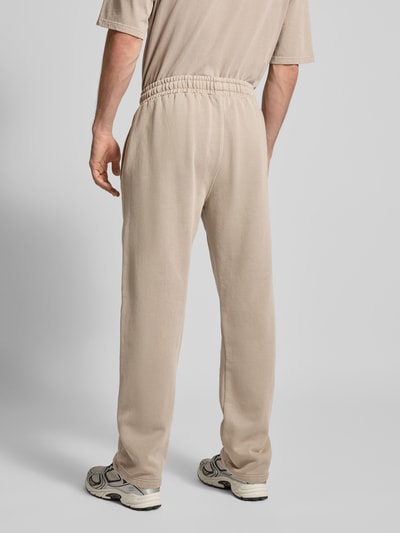 Männermodel trägt Sweathose mit elastischem Bund von Pegador aus Baumwoll-Mix, Lockerer-Schnitt, Eingrifftaschen, Label-Stitching, Ganzkörperansicht Rückansicht.