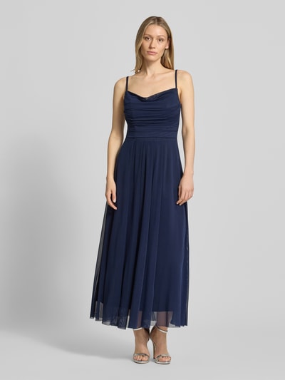 Modelka kobieca nosi Cocktailkleid mit Drapierungen od TROYDEN COLLECTION, ciemnoniebieska siateczka, krój slim fit, długość midi, dekolt wodospadowy, drapowania, długość tyłu w rozmiarze 36: 112 cm, szerokość w rozmiarze 36: 42 cm, widok całej sylwetki z przodu.