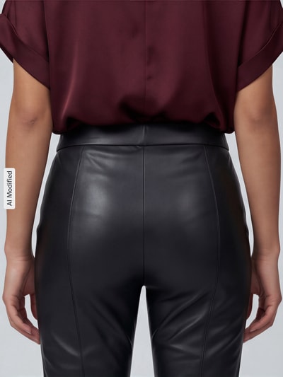 Vrouwenmodel draagt zwarte Wide Leg Kunstlederhose aus Viskose-Mix model 'MACY' van Raffaello Rossi, Dames lederhose, detailopname rugaanzicht