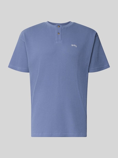 Produktfoto, Henley-Shirt mit Strukturmuster und Label-Stitching von BLKVIS in Blau, Reine Baumwolle, Regular-Fit, Rundhalsausschnitt, Knopfleiste