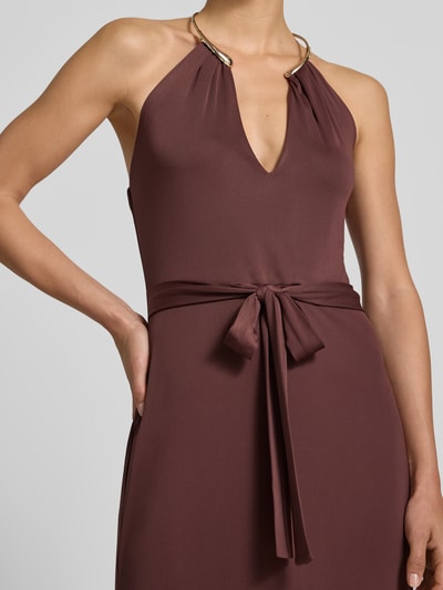 Frauenmodel trägt Abendkleid mit Neckholder in Ring-Optik von Rinascimento, Material-Mix mit Stretch-Anteil, Bindegürtel, Nahaufnahme Oberkörper.