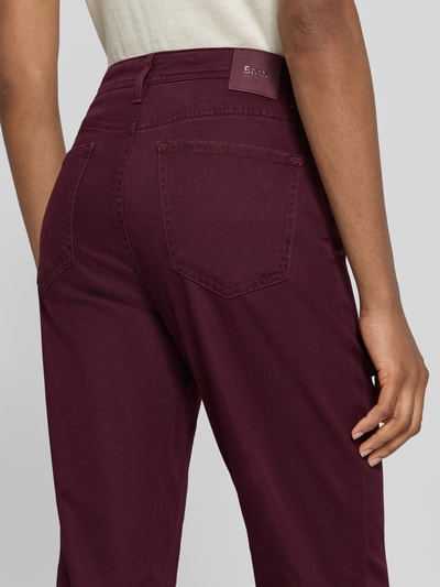 Frauenmodel trägt Body Fit Gerade Hose aus Lyocell-Mix mit Modal-Baumwoll-Anteil Modell 'CAROLA' von Brax, bordeauxrot, Detailaufnahme Rückansicht, Damen Gerade Hose von Brax.