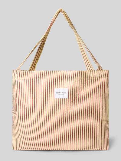 Produktfoto, Tote Bag mit Logo-Patch Modell 'Poplin' von STUDIO NOOS mit beżowym tłem, czerwonymi paskami, otwartą główną komorą, naszywką z logo, szerokość w rozmiarze 1: 58 cm, długość 46 cm, głębokość 74 cm, długość paska na ramię 8 cm, miękka faktura.