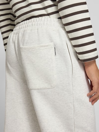 Männermodel trägt Straight Fit Sweatpants mit elastischem Bund von JACK & JONES aus Baumwoll-Materialmix, Nahaufnahme Rückansicht.