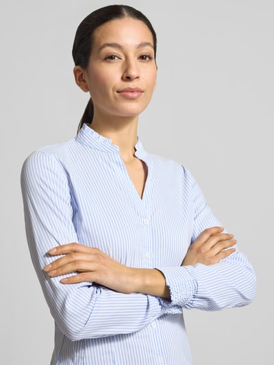 Frauenmodel trägt Slim Fit Bluse mit Stehkragen und V-Ausschnitt von More & More, feine blaue Streifen, Baumwoll-Mix, Nahaufnahme Oberkörper.