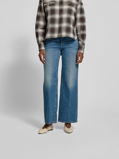 Frauenmodel trägt Straight Fit Jeans mit 5-Pocket-Design von Closed, Reine Baumwolle, Gerader Schnitt, Label-Detail, Ganzkörperansicht von vorne.