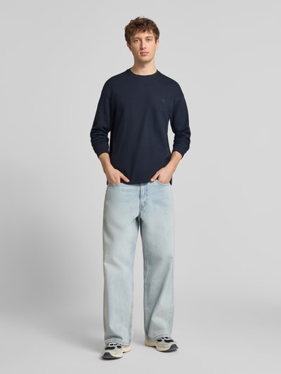 Männermodel trägt Herren Longsleeve aus Reine Baumwolle, Gerader-Schnitt, Rundhalsausschnitt, Label-Detail, Modell 'FILLIP' von Blend, Rückenlänge Größe M 70 cm, Ganzkörperansicht von vorne.