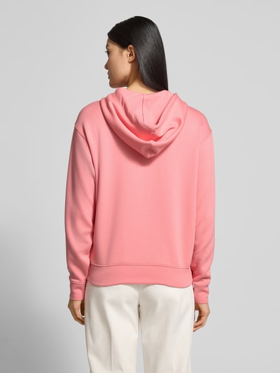 Vrouwenmodel draagt roze Hoodie aus Viskose-Mix mit Logo Modell 'IMA' van MSCH Copenhagen, regular fit, achterkant volledig zichtbaar, Ganzkörperansicht Rückansicht.