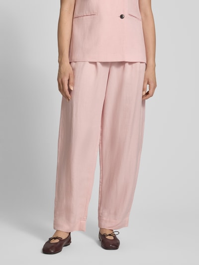 Frauenmodel trägt High Waist Stoffhose aus Viskose-Mix Modell 'Franciska' von MSCH Copenhagen in zartem Rosa, Barrel Fit, Leinen-Viskose-Anteil, feine Textur, Gesäßtaschen, Bundweite 36 cm, Innenbeinlänge 79 cm, Ganzkörperansicht von vorne.