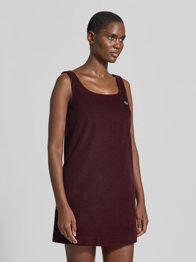 Vrouwenmodel draagt slim fit vrijetijdsjurk uit puur katoen van Lacoste in donkerrood, dames vrijetijdsjurk, geheel vooraanzicht