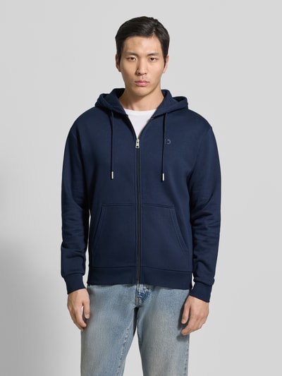 Männermodel trägt Regular Fit Sweatjacke aus Baumwoll-Mix von Tom Tailor Denim in Dunkelblau, Kapuze, Reißverschluss, Ganzkörperansicht von vorne