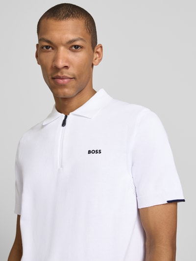 Męski model nosi Regular Fit Poloshirt aus reiner Baumwolle Modell 'KN_EVER-X' von BOSS Green, jednokolorowy, aplikacja z marką, kołnierzyk polo, dekolt w serek, krótki rękaw, zamek błyskawiczny, drobny splot, bawełna, zbliżenie na górną część ciała.