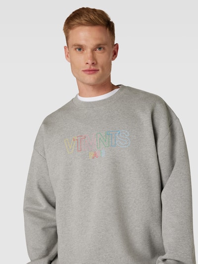 VTMNTS Oversized Sweatshirt in melierter Optik Hellgrau 3