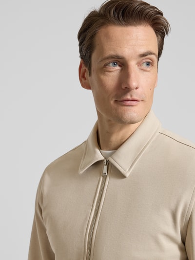 Männermodel trägt Jacke mit Umlegekragen und Reißverschluss von Lindbergh, Material-Mix mit Viskose-Anteil, Regular-Fit, Nahaufnahme Oberkörper.