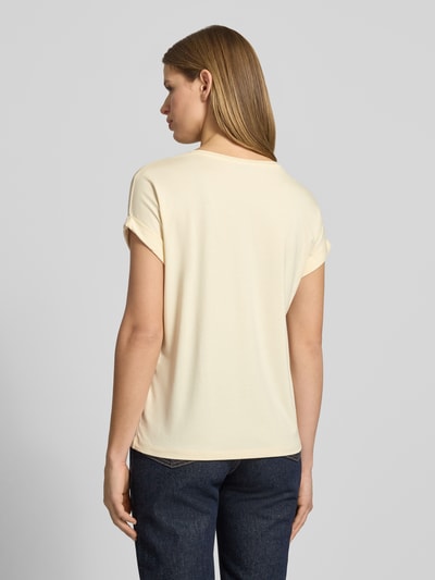 Frauenmodel trägt Regular Fit T-Shirt aus Viskose-Mix Modell 'MOSTER' von Only, unifarben, kurzarm, Feinripp, Ganzkörperansicht Rückansicht.