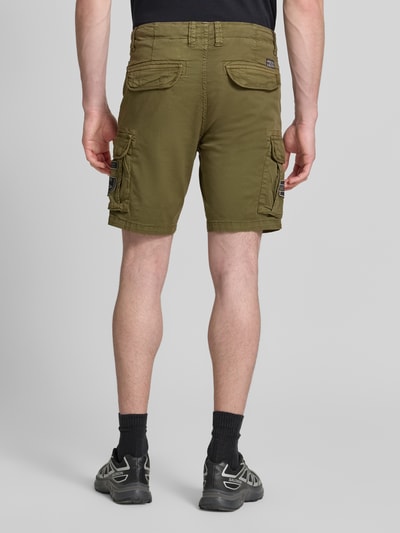 Męskimodel nosi Regular Fit Bermudas mit Cargotaschen von Petrol, zielony, mieszanka bawełny z dodatkiem streczu, wpuszczane kieszenie, naszywka z logo, szerokość w rozmiarze M: 46 cm, długość wewnętrzna nogawki: 24 cm, całkowita sylwetka z tyłu