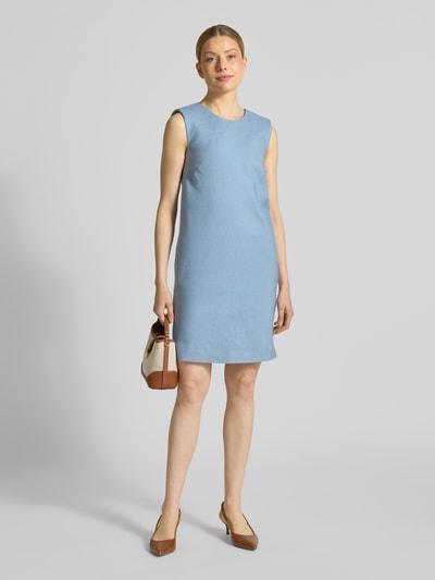 Frauenmodel trägt Knielanges Kleid aus Leinen-Mix mit Rundhalsausschnitt von Windsor, hellblau, glatte Textur, Straight Fit, Ganzkörperansicht von vorne.
