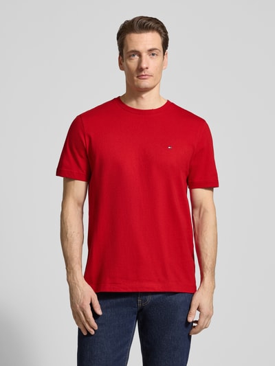 Männermodel trägt Regular Fit T-Shirt aus reiner Baumwolle von Tommy Hilfiger, Optik: Unifarben, Logo-Stitching, Ganzkörperansicht von vorne