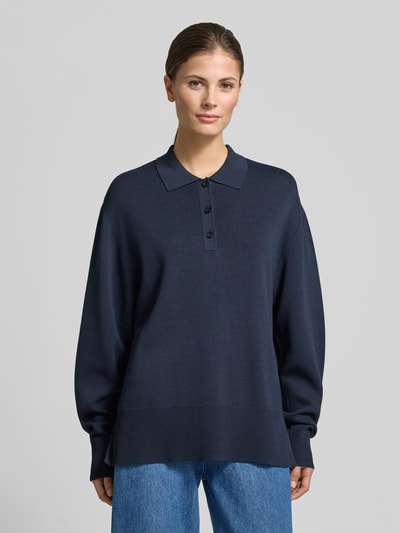 Frauenmodel trägt Strick-Polohemd im Wide Fit - curated by Tinvcb von SIC, dunkelblau, Relaxed Fit, elastische Ärmel, Ganzkörperansicht von vorne.