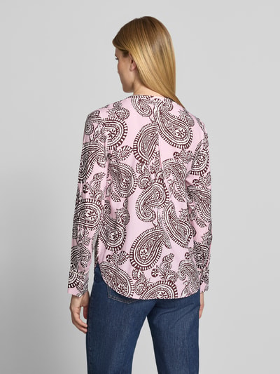 Frauenmodel trägt Regular Fit Bluse aus Seiden-Mix von HERZENS, rosa mit braunem Paisley-Print, langärmelig, Rückansicht, Ganzkörperansicht.