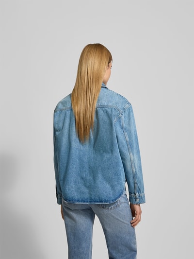 Vrouwenmodel draagt Regular Fit Hemdbluse in Denimlook van Anine Bing van puur katoen met borstzakken en knoopsluiting, Ganzkörperansicht Rückansicht. Ruglengte maat S 67 cm, borstwijdte 62 cm, mouwlengte 59 cm.