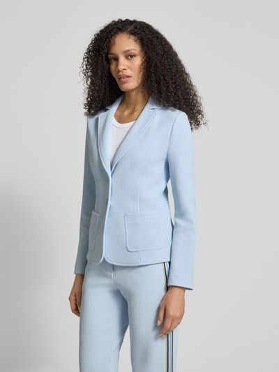 Kobiece model nosi Slim Fit Blazer mit Reverskragen von Marc Cain, mieszanka bawełny z dodatkiem streczu, listwa guzikowa, nakładane kieszenie, kolor jasnoniebieski, długość tyłu w rozmiarze 36: 59 cm, szerokość w rozmiarze 36: 42 cm, długość rękawów w rozmiarze 36: 62 cm, widok całej sylwetki z przodu.