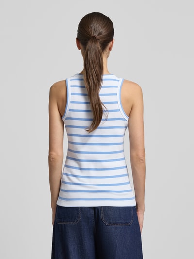 Kobiece modelka nosi Slim Fit Top mit Logo-Stitching model 'Telma' od JOOP!, krój slim fit, okrągły dekolt, długość tyłu w rozmiarze 36: 60 cm, widok całej sylwetki od tyłu.