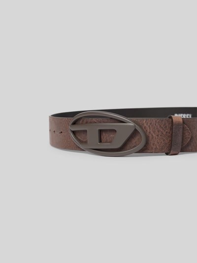 Produktfoto, Ledergürtel aus echtem Leder von Diesel in Braun mit Used-Look, klassischer Passform, Pinschließe, Logo-Applikation, Breite 4 cm.