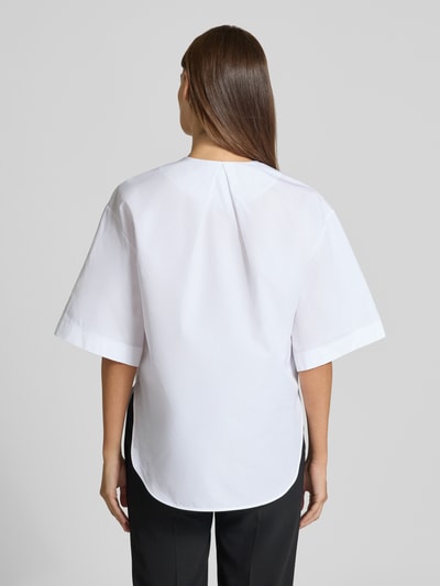Vrouwenmodel draagt witte regular fit blouse met korte mouwen van katoen model 'BANORENA' van BOSS, dames, Ganzkörperansicht Rückansicht.