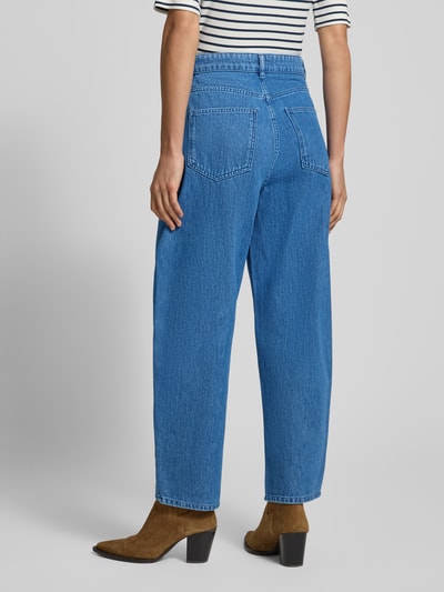 Frauenmodel trägt Barrel-Leg-Fit Jeans - curated by Tinvcb von SIC, blaue Denimfarbe, Barrel Fit, Bundweite 36 cm, Innenbeinlänge 70 cm, Ganzkörperansicht Rückansicht.