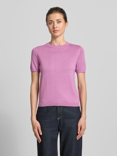 Frauenmodel trägt Strickshirt mit Rundhalsausschnitt mit Wellensaum von Zero, Körpernaher-Schnitt, 1/2-Arm, Ganzkörperansicht von vorne. Rückenlänge 50 cm, Ärmellänge 20 cm, Rosa Farbton, glatte Textur.