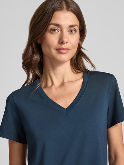 Vrouwenmodel draagt donkerblauw Regular Fit t-shirt met v-hals Model 'Dala' van MOS MOSH, modalmix, label-embleem, Nahaufnahme bovenlichaam, Ruglengte maat S: 58 cm.