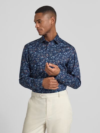 Männermodel trägt Regular Fit Businesshemd aus reiner Baumwolle mit Kentkragen von OLYMP, floral gemustert, Nahaufnahme Oberkörper.