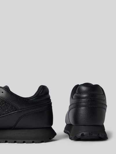 Produktfoto, Sneaker mit Logo-Muster und profilierter Sohle von Armani Exchange in Schwarz mit strukturierter Oberfläche, Modell DROP MINI-TUMBLED, abgerundete Spitze, Schnürung, Absatzhöhe: 3 cm, Schafthöhe: 9 cm, Schaftweite: 8 cm, Herren Sneaker