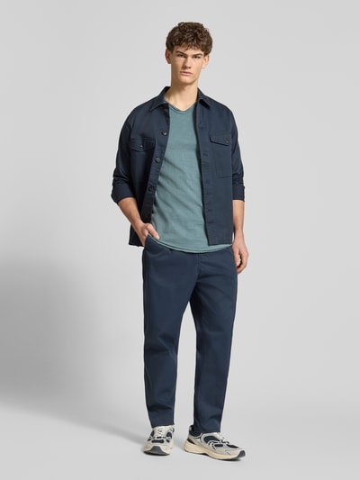 Männermodel trägt Regular Fit T-Shirt aus reiner Baumwolle Modell 'BENNE LONGY' von Only & Sons, unifarben, V-Ausschnitt, Ganzkörperansicht von vorne