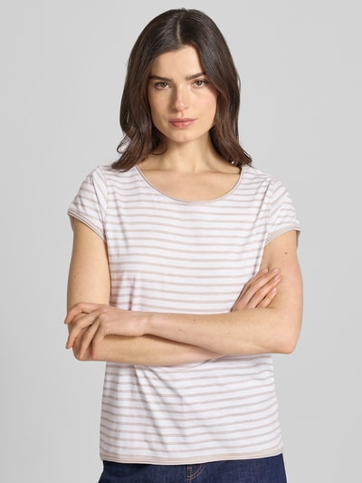 Vrouwenmodel draagt T-shirt met streepmotief en ronde hals van Christian Berg Woman, biologisch katoen, regular fit, ruglengte maat S 69 cm, vooraanzicht bovenlichaam.