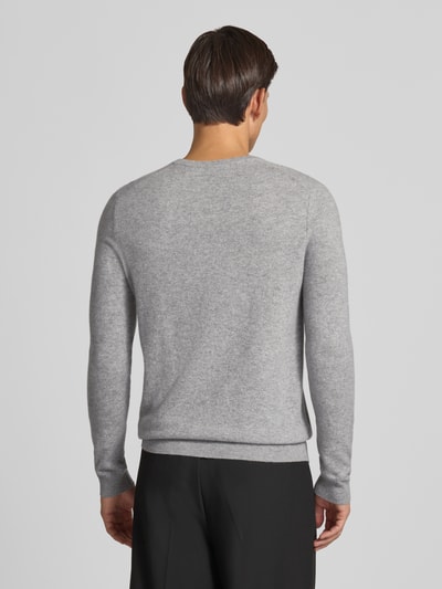 Männermodel trägt Strickpullover aus Kaschmir mit V-Ausschnitt von Christian Berg Men in Hellgrau, glatte Textur, Rückenansicht, Ganzkörperansicht Rückansicht. Rückenlänge und Ärmellänge bei Größe M je 71 cm, Regular Fit.