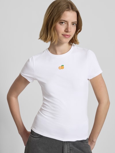Frauenmodel trägt Slim Fit T-Shirt mit Motiv-Stitching von REVIEW, weiß, elastischer Baumwoll-Mix, Rundhalsausschnitt, Ganzkörperansicht von vorne.