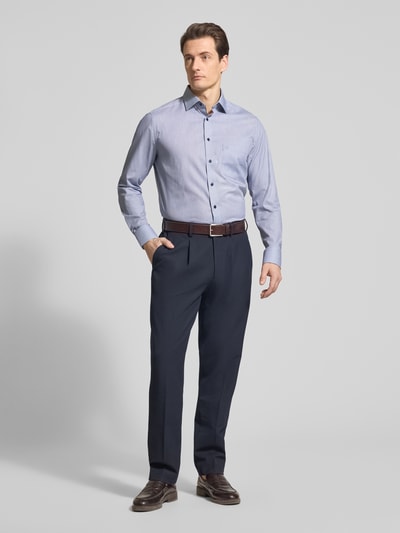 Męski model nosi Regular Fit Business-Hemd mit Kentkragen von OLYMP, bawełna, krój regular fit, jasnoniebieski, widok całej sylwetki z przodu, kieszonka z logo, długość tyłu w rozmiarze 40: 70 cm, szerokość ramion w rozmiarze 40: 45 cm, długość rękawa w rozmiarze 40: 65 cm