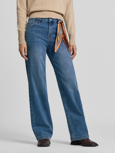 Vrouwenmodel draagt blauwe straight fit jeans uit mix van katoen en modal van Buena Vista, detailopname onderlichaam, dames straight fit jeans van Buena Vista