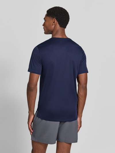 Mannenmodel draagt t-shirt met logoprint Model 'CORE' van ASICS TIGER, recht model, ronde hals, ruglengte bij maat M 72 cm, geheelaanzicht rugaanzicht