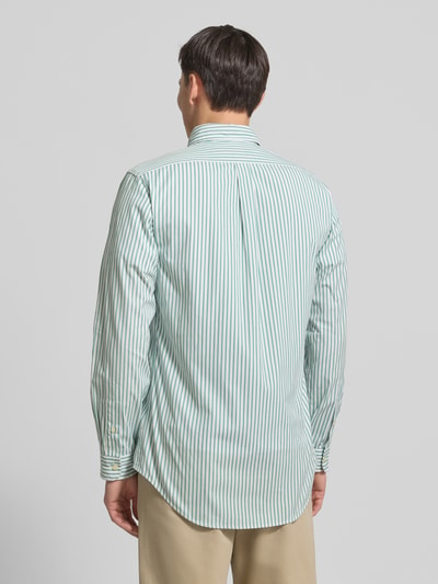 Männermodel trägt Custom Fit Freizeithemd mit Button-Down-Kragen von Polo Ralph Lauren, grün-weiß gestreift, Reine Baumwolle, Rückenlänge 84 cm, Schulterbreite 44 cm, Ärmellänge 65 cm, Label-Stitching, Knopfleiste, Ganzkörperansicht Rückansicht